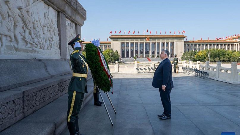 Orbán Viktor magyar miniszterelnök megkoszorúzza a Népi Hősök Emlékművét a Tienanmen téren, 2023. október 16.