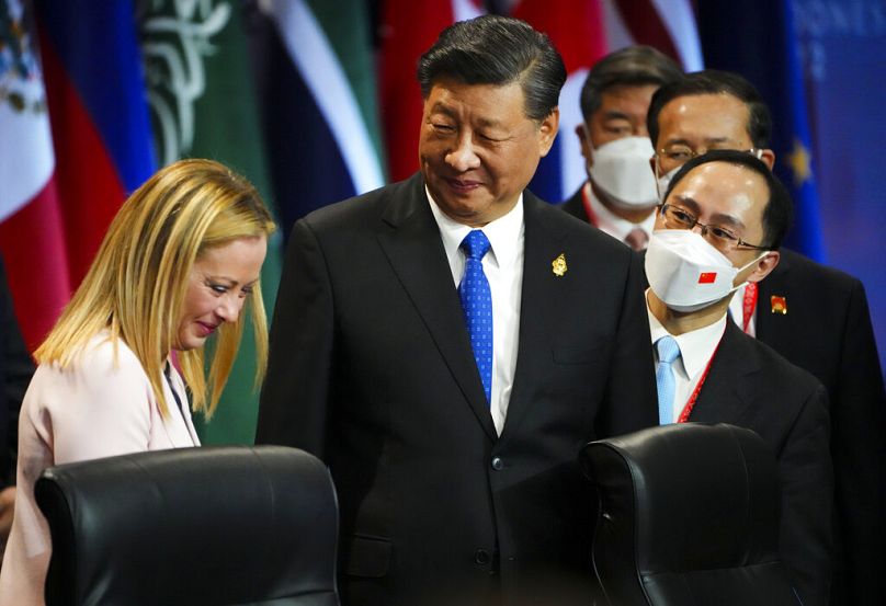 El presidente chino, Xi Jinping, conversa con la primera ministra italiana, Giorgia Meloni, mientras participan en la primera sesión de trabajo de la cumbre de líderes del G20