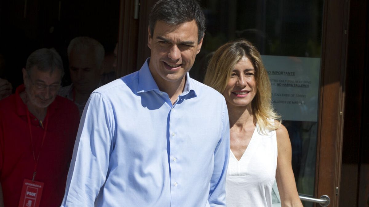 Judge asks for investigation into Spanish PM's wife to be suspended thumbnail