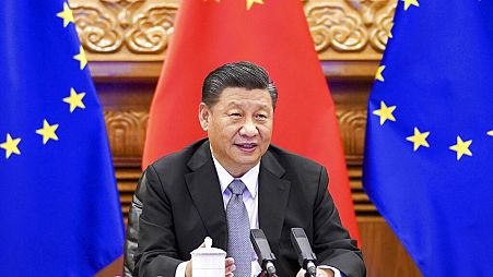 En esta foto publicada por la agencia de noticias Xinhua, el presidente chino, Xi Jinping, habla durante una videoconferencia con líderes europeos desde Beijing el miércoles 30 de diciembre de 2020. 