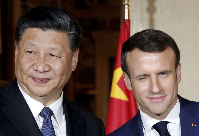 El presidente chino, Xi Jinping, a la izquierda, es recibido por el presidente francés, Emmanuel Macron, en Villa Kerylos en Beaulieu-sur-Mer, sur de Francia, en 2019