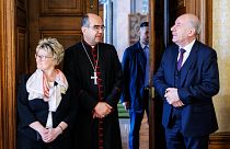 Sulyok Tamás köztársasági elnök (jobbra) és felesége Nagy Zsuzsanna a szombathelyi püspöki palotában Székely János szombathelyi megyéspüspökkel 2024. április 21-én.