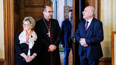 Sulyok Tamás köztársasági elnök (jobbra) és felesége Nagy Zsuzsanna a szombathelyi püspöki palotában Székely János szombathelyi megyéspüspökkel 2024. április 21-én.