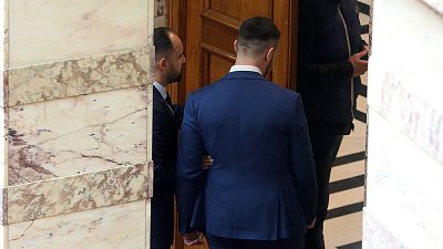 Ο ανεξάρτητος βουλευτής, πρώην βουλευτής των Σπαρτιατών, Κωνσταντίνος Φλώρος (Κ) οδηγείται εκτός Ολομελείας από τη Φρουρά της Βουλής