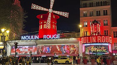 Il Moulin Rouge con le nuove ali