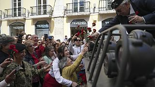 Während eine Parade in Lissabon am 25. April 2024, überreichte die ehemalige Aktivistin Celeste Caeiro (90), rote Nelken an den ehemaligen Armeekapitän Manuel Correia Silva.