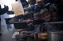 Palestinianos alinham para uma refeição em Rafah, Faixa de Gaza, sexta-feira, 16 de fevereiro de 2024. De acordo com o Relatório Global sobre Crises Alimentares divulgado quarta-feira, 24 de abril.