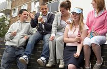 Alcohol, cigarrillos electrónicos, cannabis: ¿qué se puede hacer para frenar el consumo de sustancias entre los adolescentes?