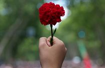 گل میخک در دست حاضران در جشن‌های انقلاب پرتغال