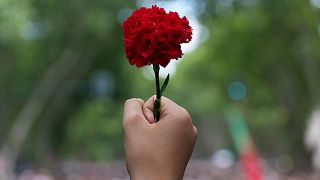 گل میخک در دست حاضران در جشن‌های انقلاب پرتغال