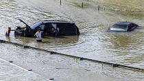 سيارات مغمورة بالمياه في دبي، الإمارات العربية