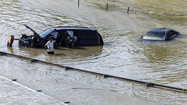 سيارات مغمورة بالمياه في دبي، الإمارات العربية