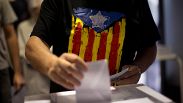 Un hombre vota en un colegio electoral en Barcelona, ​​España, el domingo 27 de septiembre de 2015.