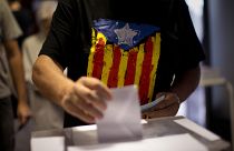  Un homme vote dans un bureau de vote à Barcelone, en Espagne, le dimanche 27 septembre 2015.