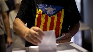 Un hombre vota en un colegio electoral en Barcelona, ​​España, el domingo 27 de septiembre de 2015.