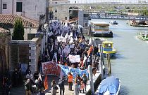 Circa 300 persone hanno manifestato a Venezia ritenendo il biglietto d'ingresso per i turisti insufficiente a risolvere i problemi della città
