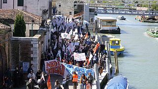 Circa 300 persone hanno manifestato a Venezia ritenendo il biglietto d'ingresso per i turisti insufficiente a risolvere i problemi della città