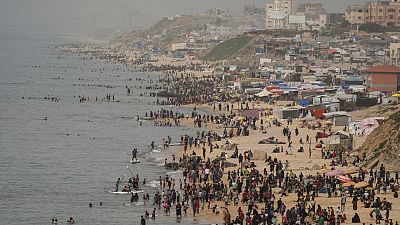 لفلسطينيون يقضون يومهم على الشاطئ خلال موجة الحر في دير البلح، قطاع غزة. 2024/04/25