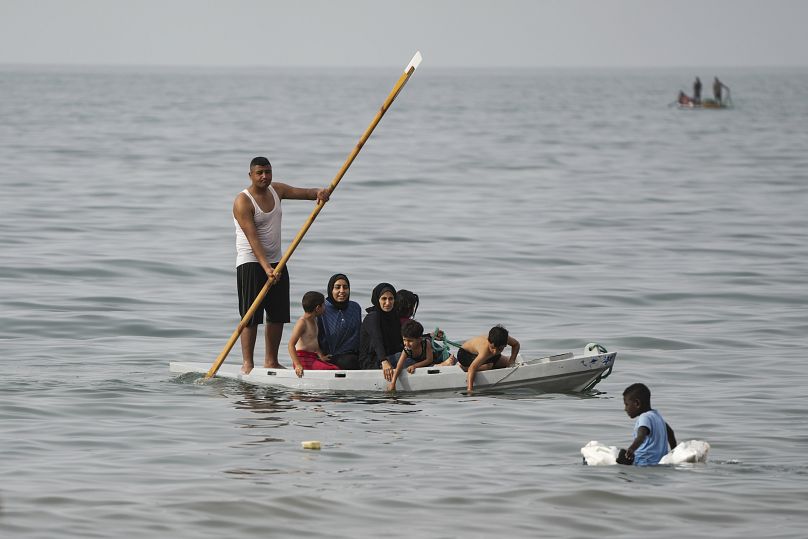 فلسطينيون يقضون يومهم على الشاطئ في وقت ارتفاع درجات الحرارة. 2024/04/25.