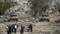 يفر الفلسطينيون من شمال غزة بينما تغلق الدبابات الإسرائيلية طريق صلاح الدين في وسط قطاع غزة الجمعة، 24 نوفمبر 2023، مع بدء وقف إطلاق النار لمدة أربعة أيام 