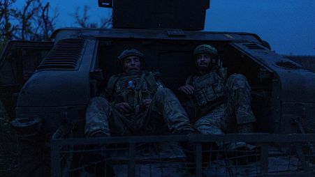 Украинские солдаты на линии фронта в нескольких километрах от Бахмута, 24 апреля 2024 года