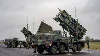 Los sistemas de misiles antiaéreos "Patriot" se encuentran en el aeródromo del aeropuerto militar de Schwesing, Alemania, el jueves 17 de marzo de 2022.