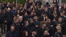 Trabajadores de la radiotelevisión pública eslovaca, 'RTVS', protestan vestidos de negro contra la nueva Ley que regulará el ente público.