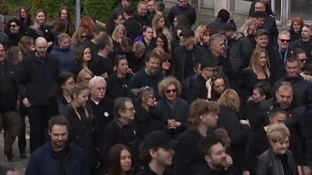 Trabajadores de la radiotelevisión pública eslovaca, 'RTVS', protestan vestidos de negro contra la nueva Ley que regulará el ente público.