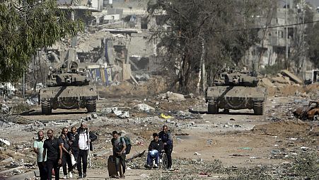 Arşiv: İsrail tankları Gazze Şeridi'nin merkezindeki Salah al-Din yolunu kapatırken Filistinliler kuzey Gazze'den kaçıyor. 