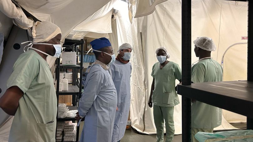 Στο Σουδάν, οι ομάδες των Γιατρών Χωρίς Σύνορα στο πεδίο αναφέρουν ότι τα νοσοκομεία έχουν κατακλυστεί