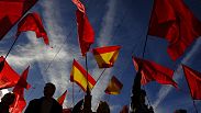 Los manifestantes ondean banderas españolas y navarras mientras protestan contra la amnistía en la Plaza del Castillo, en Pamplona, en el norte de España, el sábado 18 de noviembre de 2023. 