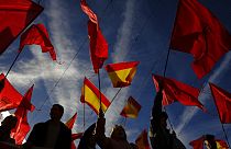 I manifestanti sventolano bandiere della Spagna e della Navarra mentre protestano contro l'amnistia in Plaza del Castillo, a Pamplona, nel nord della Spagna, sabato 18 novembre 2023. 