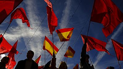 Des manifestants brandissent des drapeaux de l'Espagne et de la Navarre alors qu'ils protestent contre l'amnistie sur la place Plaza del Castillo, à Pampelune, dans le nord de l'Espagne, le samedi 18 novembre 2023. 