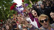 Pessoas com cravos vermelhos gritam "Fascismo nunca mais!" enquanto marcham pela Avenida da Liberdade, em Lisboa, para celebrar o 50º aniversário da Revolução dos Cravos Cr