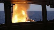 La Hms Diamond della Royal Navy britannica spara per abbattere un missile lanciato dagli Houthi dallo Yemen (24 aprile 2024).