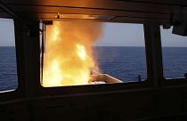 La Hms Diamond della Royal Navy britannica spara per abbattere un missile lanciato dagli Houthi dallo Yemen (24 aprile 2024).