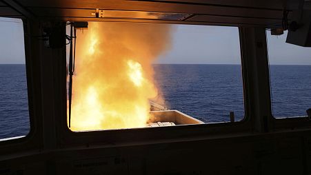 En esta foto del Ministerio de Defensa, se lanza un misil desde el HMS Diamond para derribar un misil disparado por los hutíes desde Yemen, el 24 de abril de 2024.