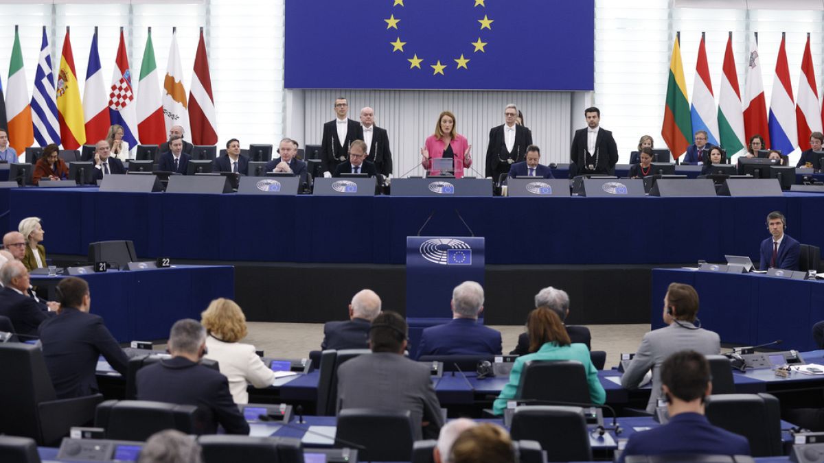 La presidente del Parlamento europeo Roberta Metsola, al centro, parla durante la cerimonia per celebrare il 20° anniversario dell'allargamento dell'UE del 2004