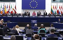 La présidente du Parlement européen Roberta Metsola, au centre, prend la parole lors de la cérémonie marquant le 20e anniversaire de l'élargissement de l'UE en 2024.