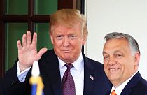 Eski ABD Başkanı Donald Trump (sol), Macaristan Başbakanı Viktor Orban