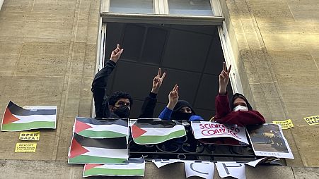 Los estudiantes que bloquean la universidad Sciences-Po muestran el letrero V el viernes 26 de abril de 2024 en París. Los estudiantes de una prestigiosa universidad reanudaron las protestas a favor de Palestina el viernes.