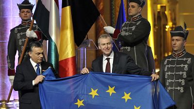 Orbán Viktor magyar miniszterelnök átveszi az EU Tanácsának soros elnöki posztját a belga kormányfőtől 2011-ben