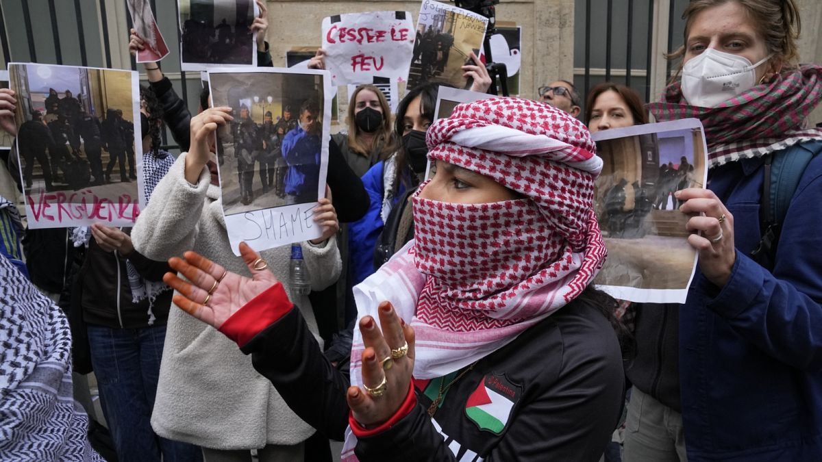 Palesztinpárti diákok a neves párizsi Sciences-Po egyetemen