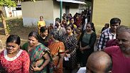 La gente hace cola para votar durante la segunda ronda de votación de las elecciones nacionales de seis semanas de duración cerca de Palakkad, en el estado de Kerala