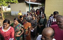 La gente hace cola para votar durante la segunda ronda de votación de las elecciones nacionales de seis semanas de duración cerca de Palakkad, en el estado de Kerala