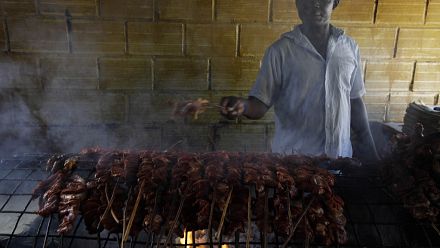 Nigéria : la cuisine au charbon de bois pour palier le coût du gaz