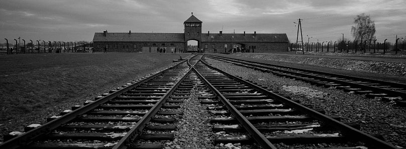 Az Auschwitzba vezető síneken emberek millióit szállították a halálba