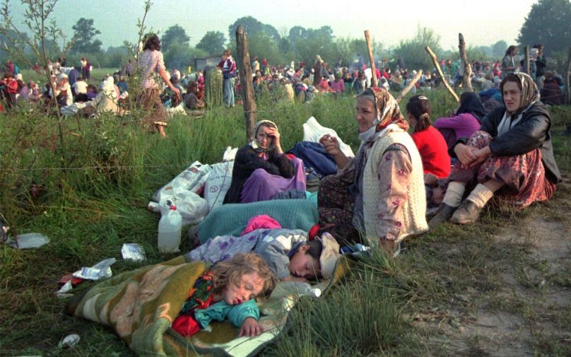Srebrenicából kitoloncolt menekültek egy tuzlai ENSZ-támaszpont mellett, 1995. július 14-én