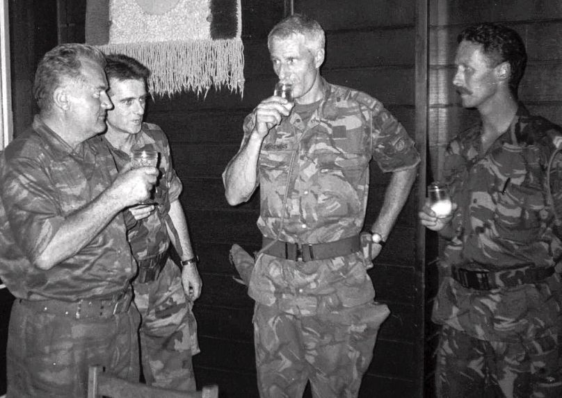 Ratko Mladić koccint Thom Karremans holland ezredessel, 1995 júliusában