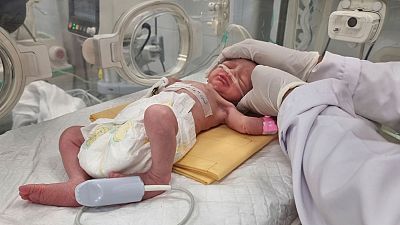 نوزاد فلسطینی نجات یافته از مادر جان‌باخته